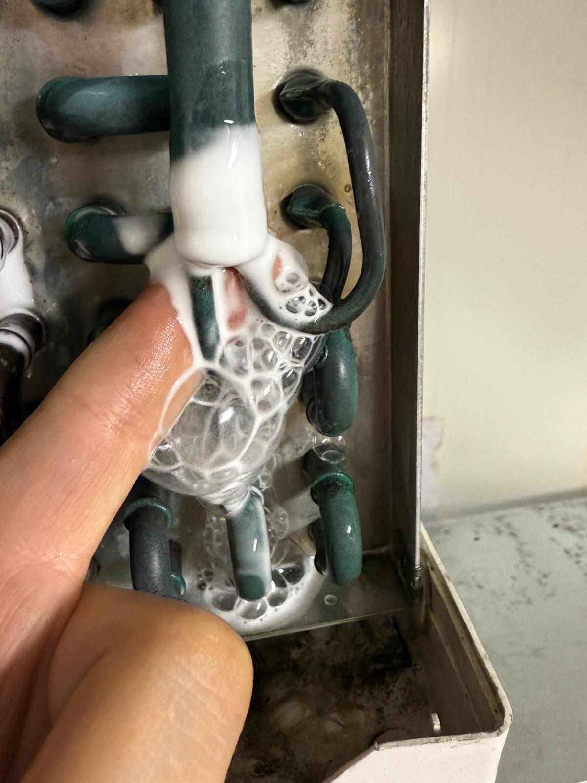 Technicien Refresh Group en visite de maintenance frigorifique à Bruxelles — contrôle chambre froide et frigo professionnel